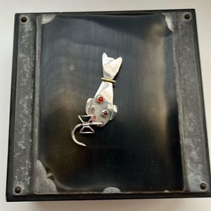Vintage Silver cat brooch